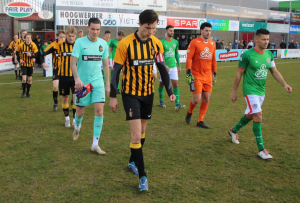 De opkomst van beide ploegen in Wateringen.