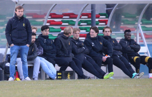 De reservebank van HVV met trainer Mike de Geer aan het hoofd.