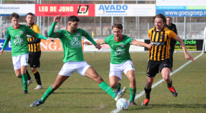Quinten Jakobs probeert door te dringen in de VELO-defensie.