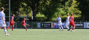 Waaruit Lodewijk Dekker kan scoren met een strak schot in de kruising.