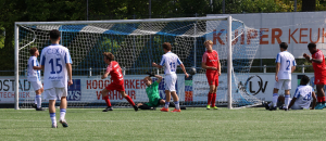 Lodewijk Dekker (links) loopt juichend weg nadat hij een assist van Kevin Badmus (rechts) tegen de touwen heeft gewerkt, 0-4.