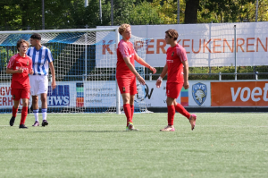 Assistgever Bart van Liefland (midden) feliciteert Manu Kranenburg met de 1-5.