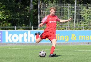 Storm de Kam trapt de bal in volle concentratie.