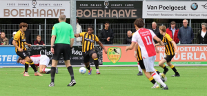 Na rust maakt Kevin Badmus (midden aan de bal) zijn offici&euml;le debuut voor de Kroonleeuwen.