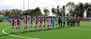 Foreholte en HVV begroeten elkaar voor de wedstrijd.