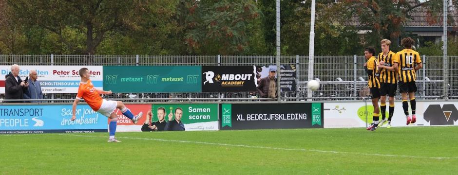 In de 69ste minuut krijgt SVH een vrije trap.