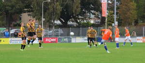 De vrije trap van Tim van der Voort (9) zal keihard tegen het hoofd van Storm de Kam komen.