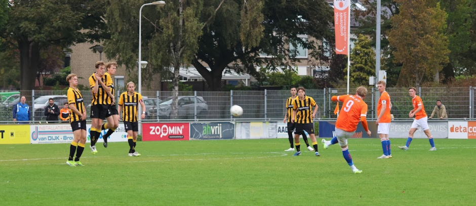 De vrije trap van Tim van der Voort (9) zal keihard tegen het hoofd van Storm de Kam komen.