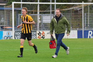 Storm de Kam moet door verzorger Dick Hasselman (r.) worden behandeld en even later uitvallen.