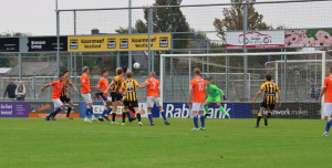 Max Hagemann kopt de bal goed in, maar SVH-doelman Barry Botman weet te inzet te keren.