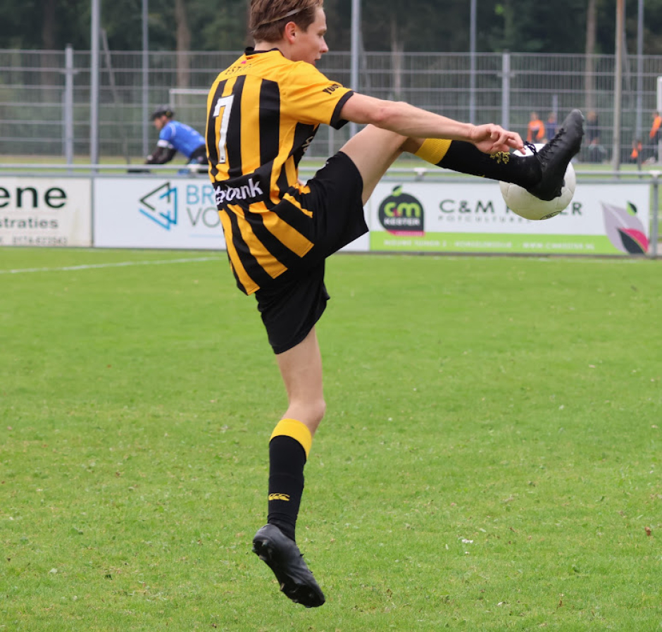 Een hoogstandje van Lodewijk Dekker. Hij doet er alles aan, maar het lukt deze middag niet om te scoren.