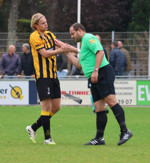 Captain Ole de Mooij bedankt scheidsrechter Ramon Westhoff voor de prima leiding over dit duel.
