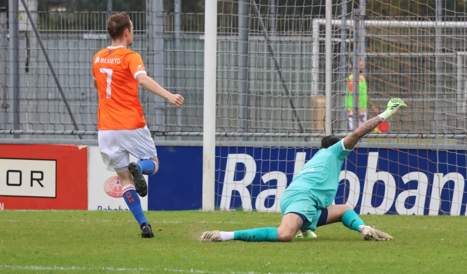 Na 23 seconden kans nummer 1. Brian Valstar (7) schiet gelukkig voor Guus Dicke op de paal.