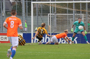 Kans nummer 2: Max Hagemann en Ole de Mooij weten net op tijd redding te brengen.