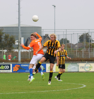 Ole de Mooij heeft een lastige middag tegen SVH-spits Tim van der Voort.