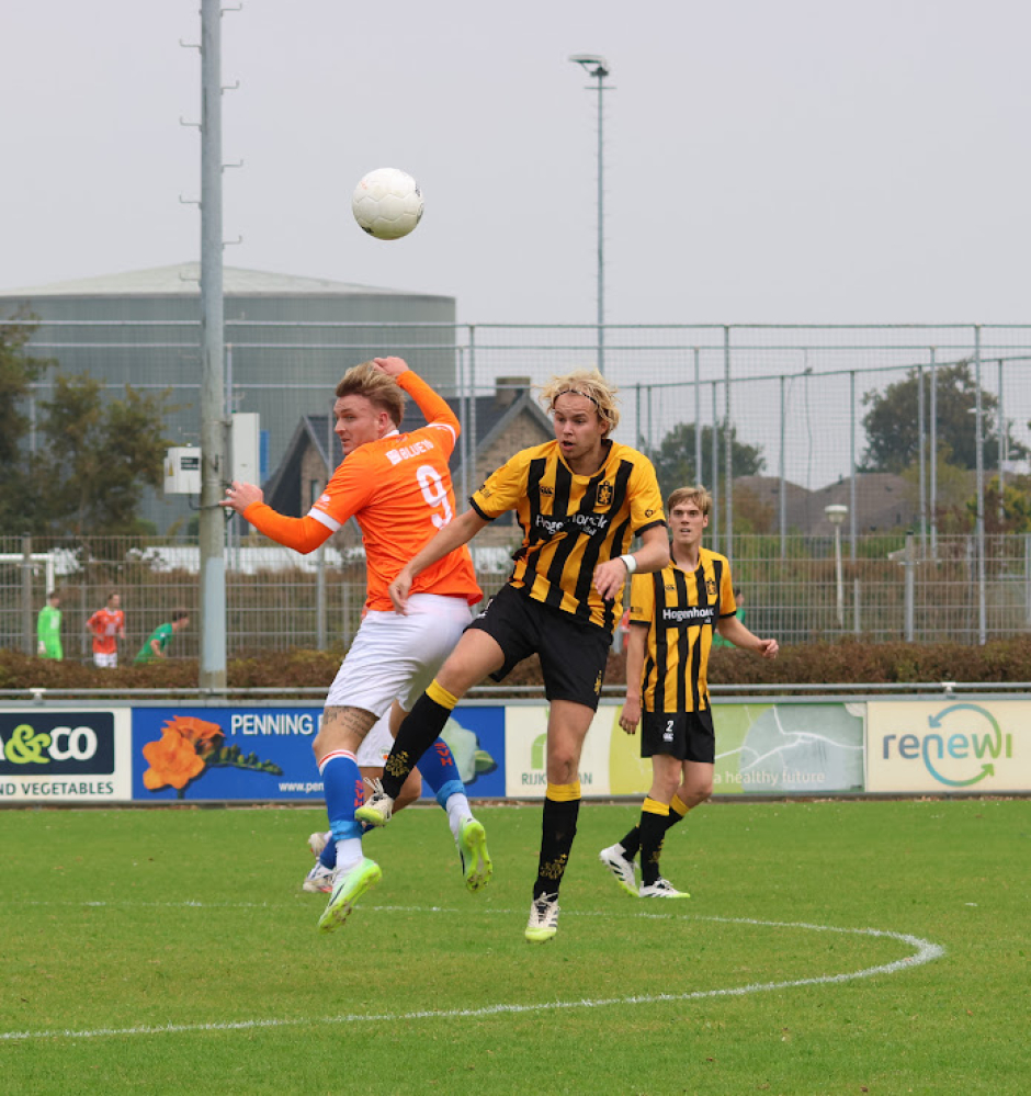 Ole de Mooij heeft een lastige middag tegen SVH-spits Tim van der Voort.