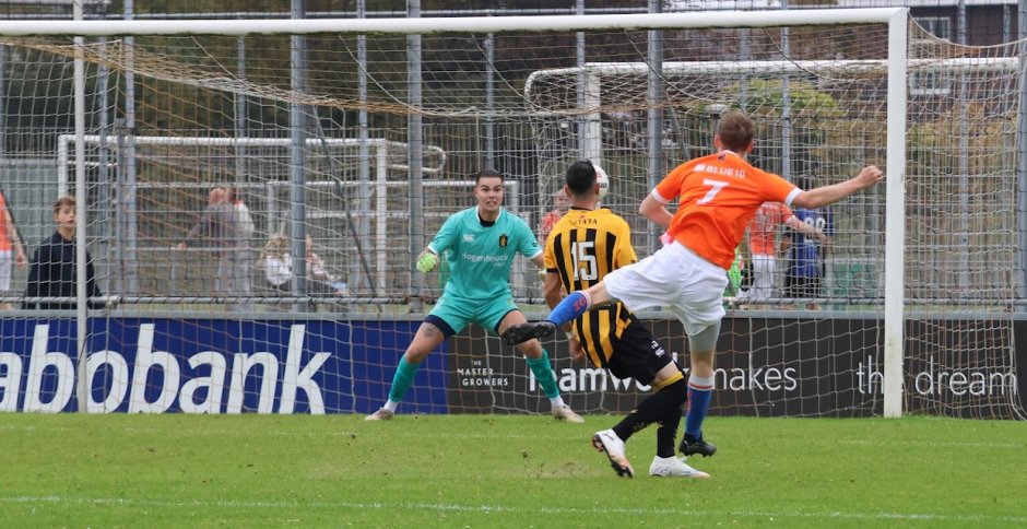 Brian Valstar (7) schiet de bal namens SVH hard in. 