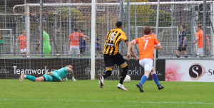 Maar Guus Dicke weet de inzet te neutraliseren.