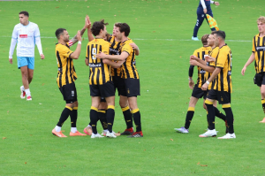 Joppe van der Bruggen wordt gefeliciteerd door zijn ploeggenoten.