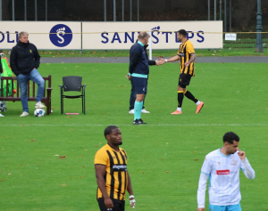 Tot overmaat van ramp is Connor Coward met zijn 2e gele kaart, en dus rood, weggestuurd door de arbiter.