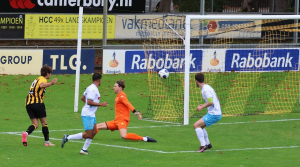 Manu Kranenburg krijgt de eerste kans voor HVV, pas in de 32ste minuut.
