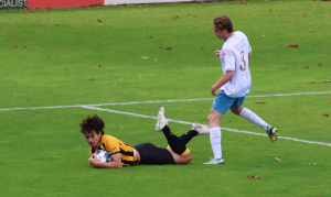 Alex Burghouwt wordt gevloerd en krijgt een vrije trap mee.