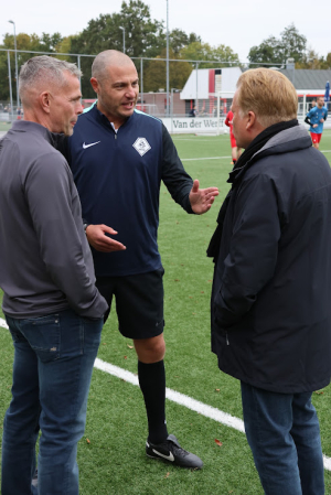 Scheidsrechter Danny Koevermans (midden) in een geanimeerd gesprek met de trainers van ARC (Remco Tuinenburg) en Mark Wotte (HVV).