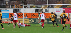 Nu telt de goal van Lodewijk Dekker wel, 2-0.