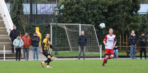 Connor Coward opent de bal naar de rechterkant.