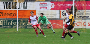 Waar Lodewijk Dekker de bal ontvangt, zijn tegenstander uitkapt en de bal vervolgens panklaar legt voor de inlopende Phil Altimari.