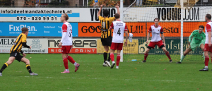 Phil Altimari heeft zojuist zijn linker tegen de voorzet aangezet en de bal is in de uiterste hoek verdwenen, 3-0.