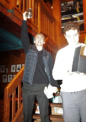 Phil Altimari heeft zojuist uit handen van Kees Brouwers de zilveren beker voor 100 offici&euml;le wedstrijden ontvangen en schreeuwt het uit. Na veel blessureleed is het toch gelukt!