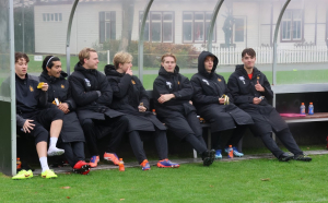 De trouwe bankzitters van de Kroonleeuwen: vanaf links: Sam Metman, Abdel Mohamed, Rens Scheenstra (keeper), Marius Tissen, Joppe Dekker,  Sem Deri en Nigel Oemed (voor het eerst).