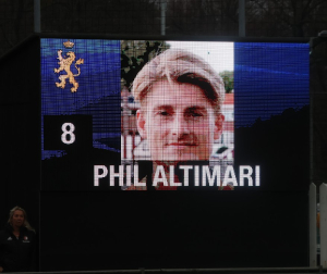 Phil Altimari was voor het begin van de wedstrijd al zichtbaar op het digitale scorebord. Een voorteken!