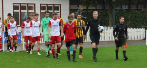 Scheidsrechter Joost Hoogerbrugge en zijn twee assistenten van de dag, Niels Plugge (RKDEO) en Andr&eacute;s Castro (HVV), leidt de elftallen het veld op.