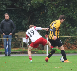 Boris Gorlee verovert de bal bij zijn eigen achterlijn.