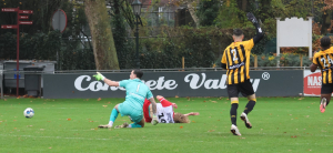 Guus Dicke heeft de bal voor de voeten van spits Joris Plieger weggetikt. Een katachtige redding.