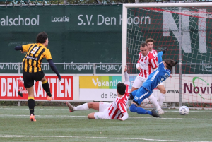 Alex Burghouwt rond de aanval perfect af, 1-0 voor HVV.