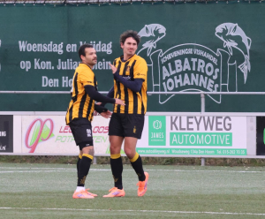 Connor feliciteert Alex met zijn treffer, naar later blijkt de winnende treffer.