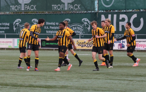 Kevin wordt betrokken in het feestje.