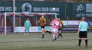 Storm de Kam werkt menige bal weg uit de verdediging. 