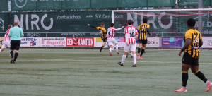 Phil Altimari maakt kort voor rust bijna de 0-2.