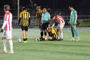 Ole de Mooij gooit zich met gevaar voor lijf en leden in de strijd. Hij is tegen Den Hoorn niet te kloppen.