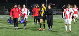Alex Burghouwt eindigt het duel als matchwinnaar. Lodewijk Dekker is blij met de zege.