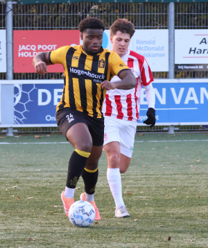 Kevin Badmus laat zijn directe tegenstander regelmatig zijn hielen zien.