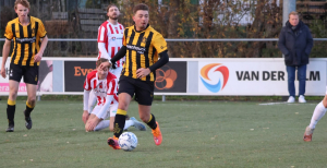 Boris Gorlee is geconcentreerd aan de bal met Storm de Kam in zijn kielzog.