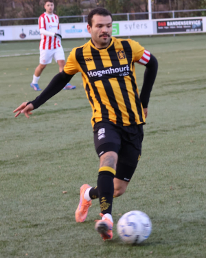 Aanvoerder Connor Coward strijdt voor iedere meter.