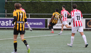 Ditmaal haalt Kevin de achterlijn en geeft de bal perfect voor op Alex Burghouwt.