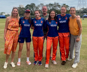 HCC speelsters met ouders na gewonnen tweede wedstrijd