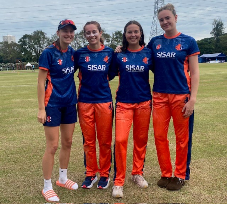 Lara Leemhuis, Fr&eacute;d&eacute;rique Overdijk, Phebe Molkenboer en Iris Zwilling in Bangkok